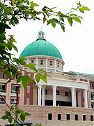 行政大樓背面的觀景平台暨圖書館入口