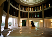 行政大樓廳堂與羅丹雕塑「沉思者」