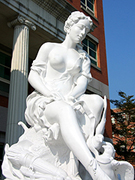 人文暨管理大楼前门白色雕塑