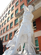 人文暨管理大楼前门白色雕塑